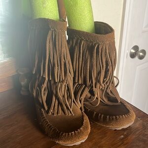 Minnetonka size 8 fringe ankle slip on boots